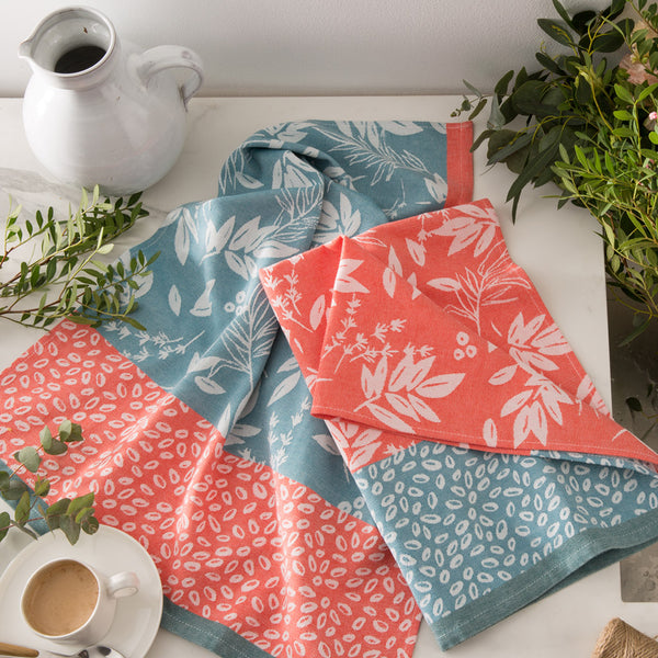 https://www.idreamoffrance.com/cdn/shop/files/coucke-jacquard-french-tea-kitchen-dish-towel-red-blue-foliage-rouge-bleu-feuillage-lifestyle-sq_0afb734a-d685-4108-ac91-9b6415fbccb8_600x.jpg?v=1694641140